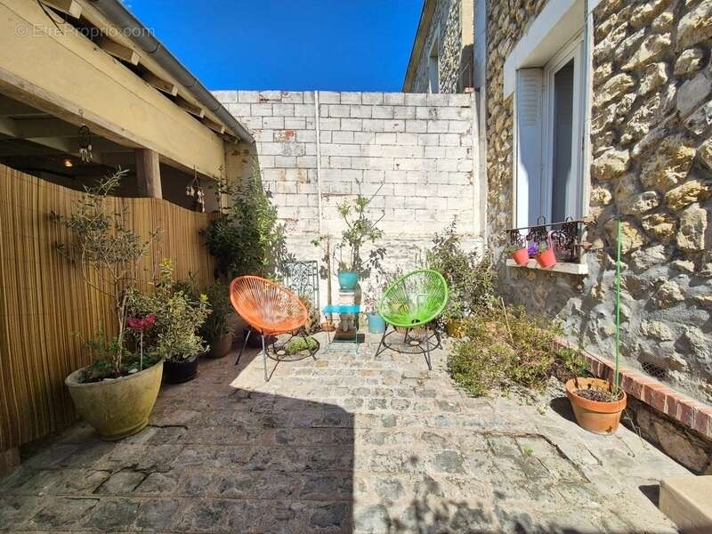 A vendre ETAMPES (91), Proche centre-ville, Charmante Meulière de 5 pièces sur sous-sol avec cour et garage - photo 4