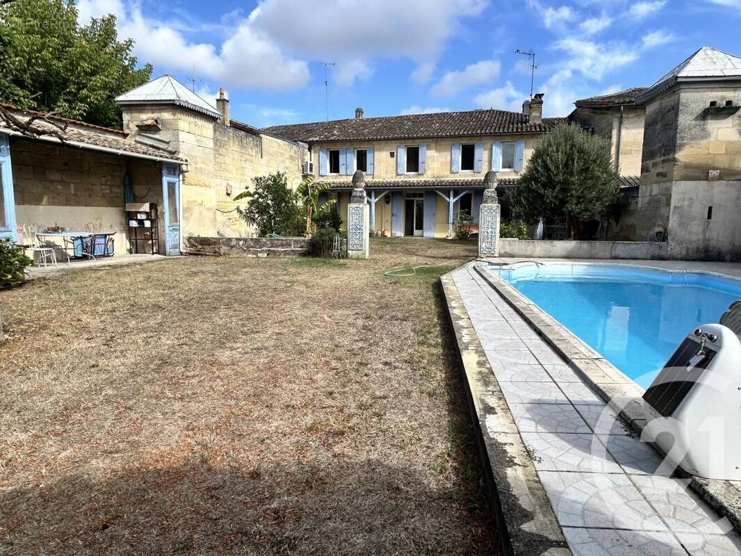 Maison à SAINT-MEDARD-DE-GUIZIERES