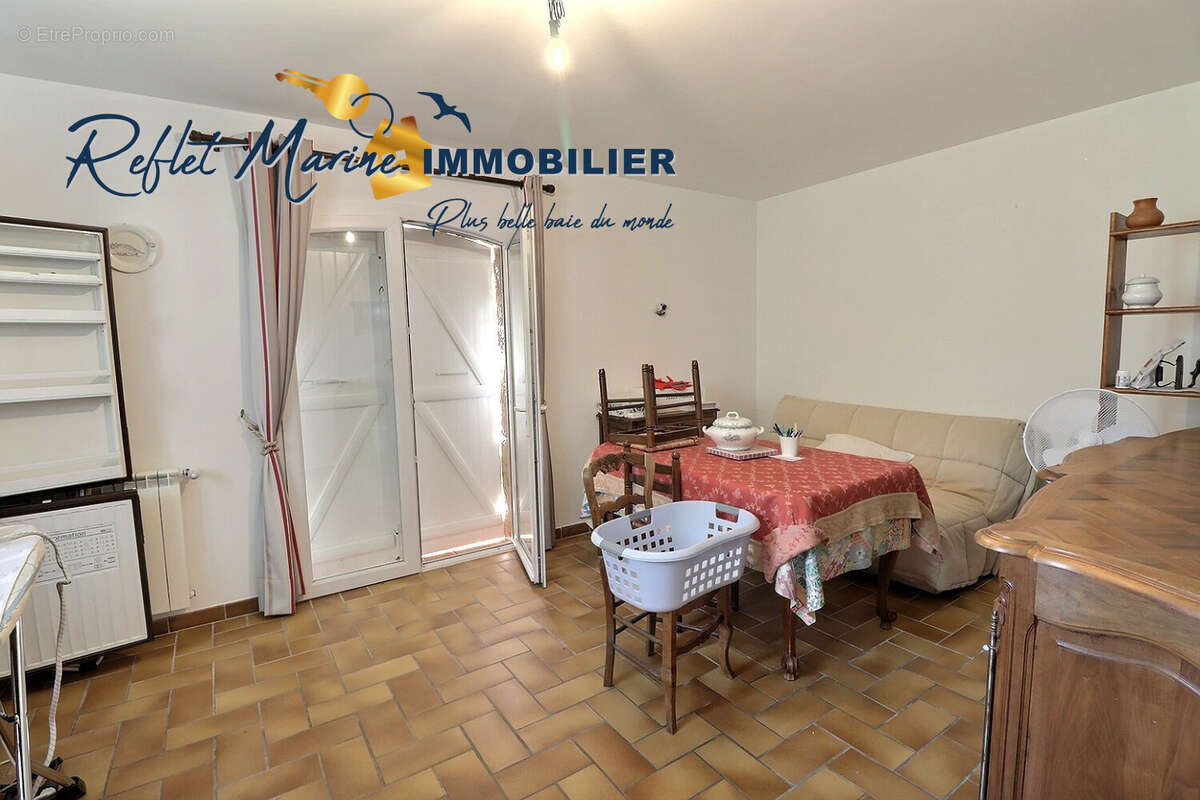 Maison à CEYRESTE