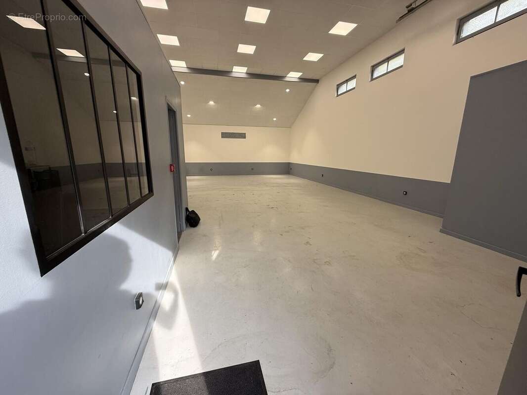 Photo 3 - Commerce à VAULX-EN-VELIN