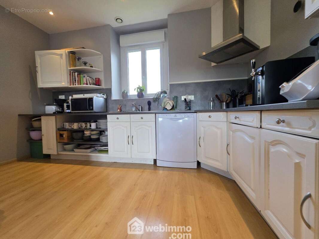 Une belle cuisine traditionnelle aménagée et équipée - Maison à VERNEUIL-SUR-SERRE