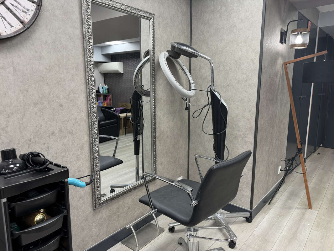 Salon de coiffure & barbier clé en main   emplacement no1 centre-ville tournus ou vente des actions : 23 000 € - photo 7