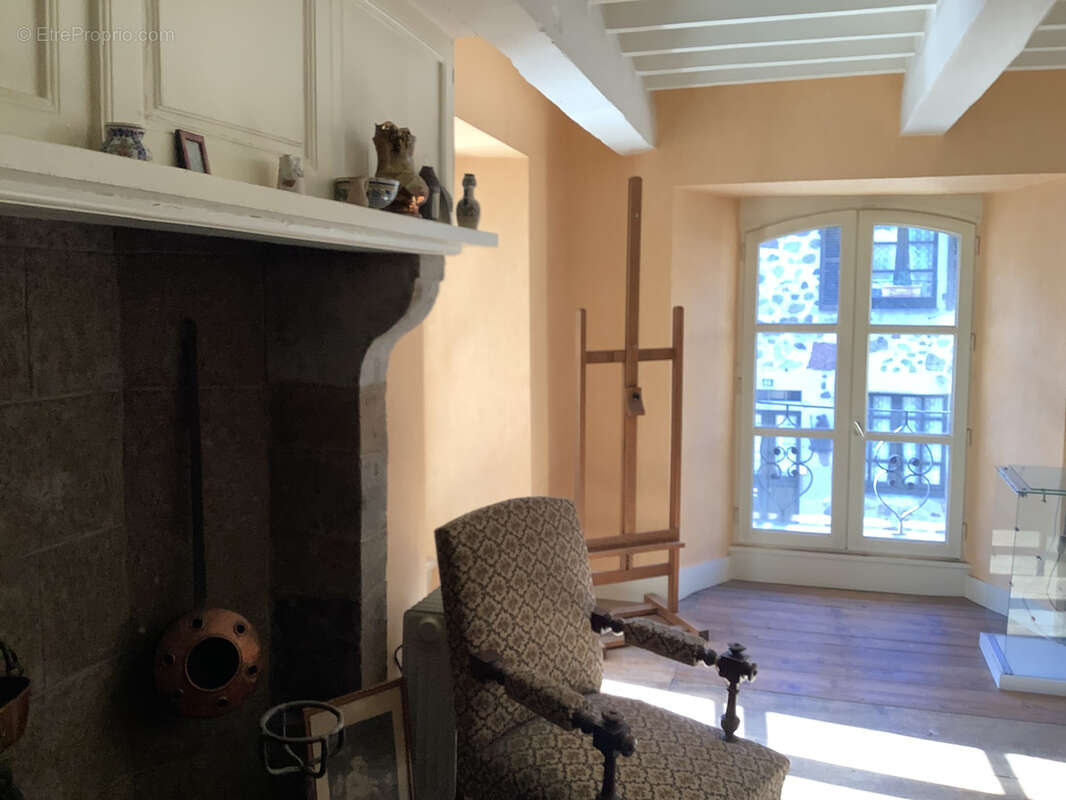 Maison à VIC-SUR-CERE