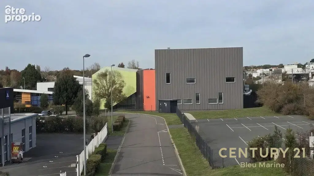 Commerce 3 600 m² à vendre à L'ile-D'olonne (85340) - photo 1
