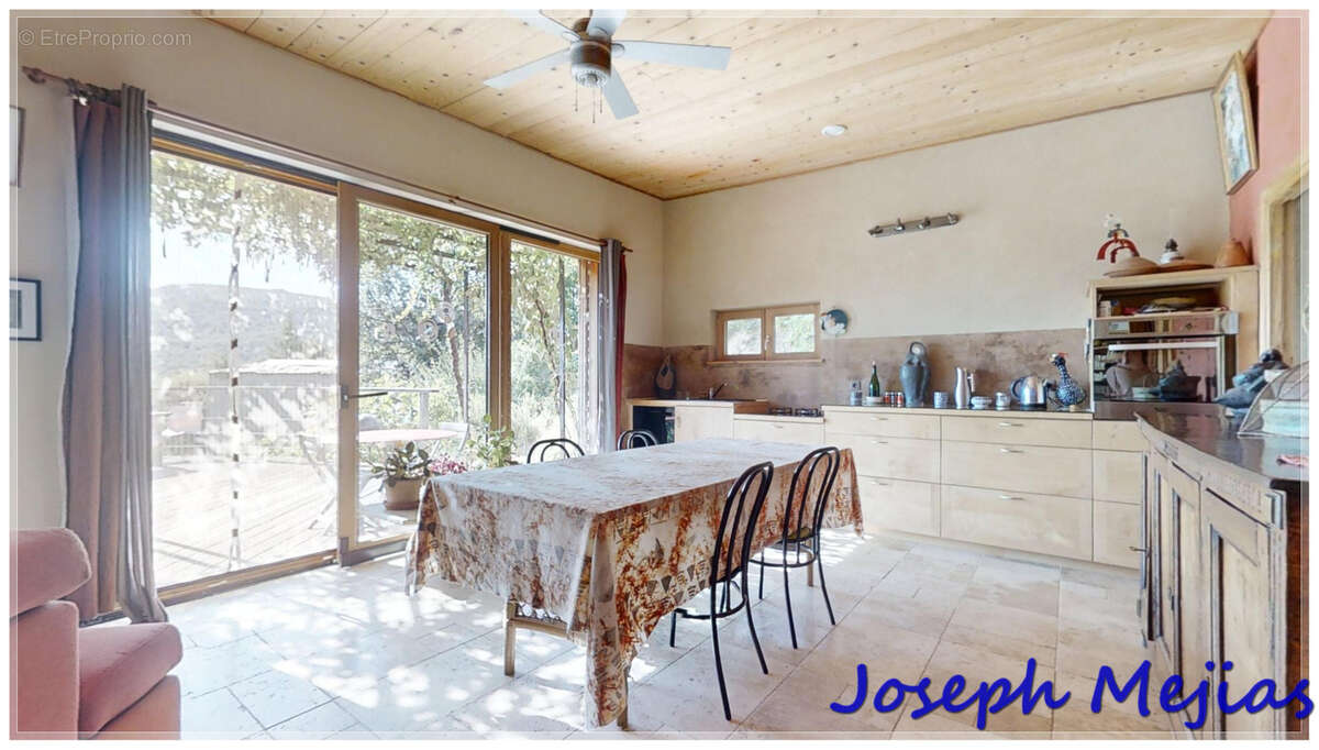 Maison à SAINT-ETIENNE-DE-SERRE