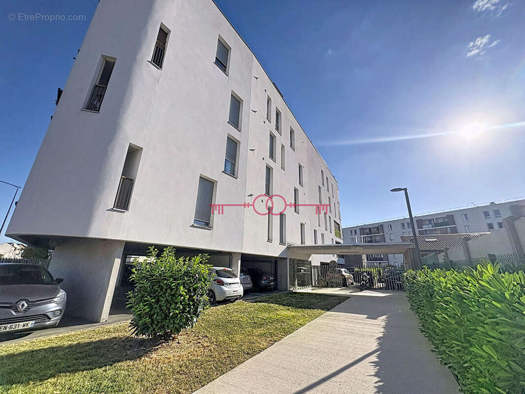 À VENDRE - Charmant 2 pièces lumineux avec terrasse, dernier étage et parking - Secteur Neufchâtel à Reims - photo 3