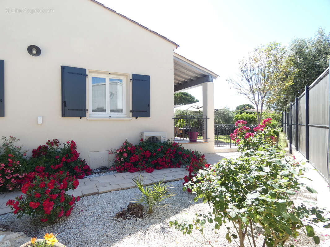 Maison à SAINT-CHAPTES
