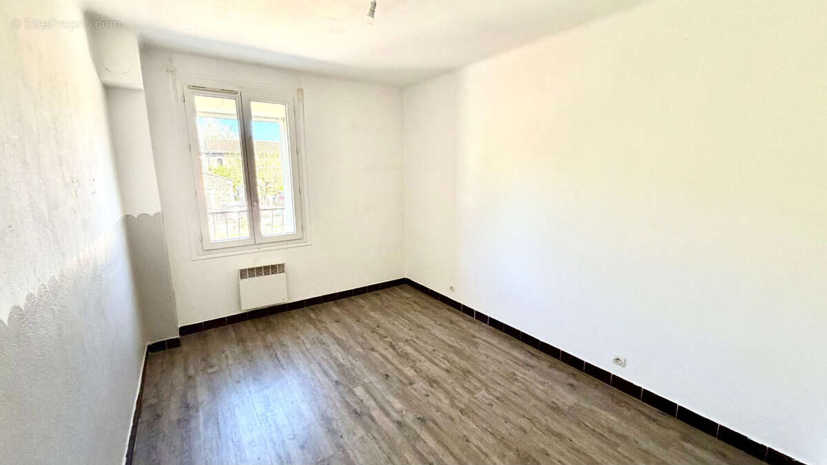Appartement à ENTRAIGUES-SUR-LA-SORGUE