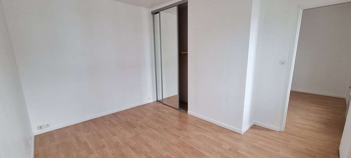 CHAMBRE AVEC PLACARD - Appartement à LE HAVRE