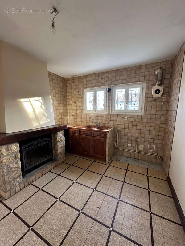 Maison à LA ROCHE-CHALAIS