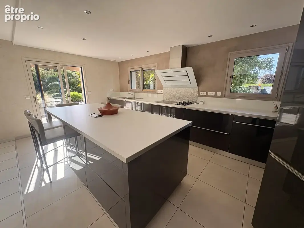 Élégante villa contemporaine avec piscine chauffée, proche plages - photo 3