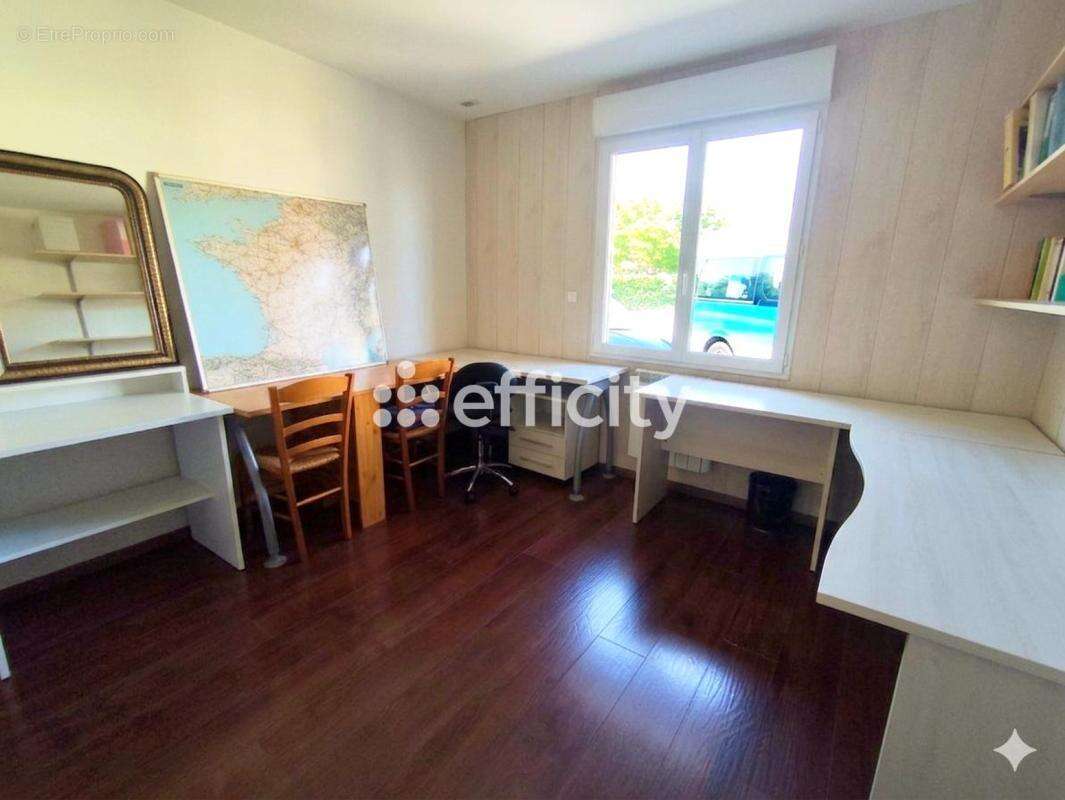 Maison 160 m² à Saint-Georges-Des-Coteaux  - photo 13