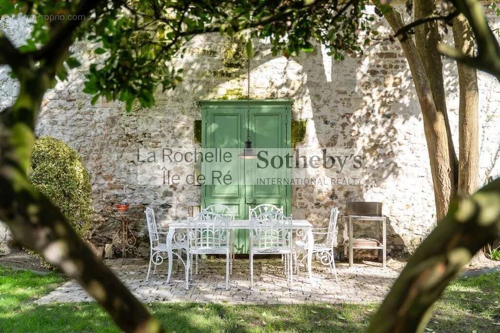 Elégant Appartement de Charme avec Jardin - photo 16