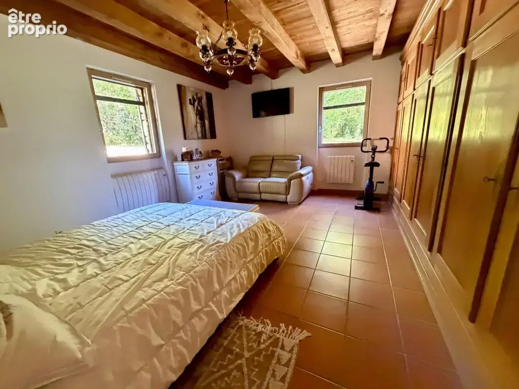 Maison de charme de plain-pied avec 2 roulottes, dépendances et plus de 4 hectares - photo 9
