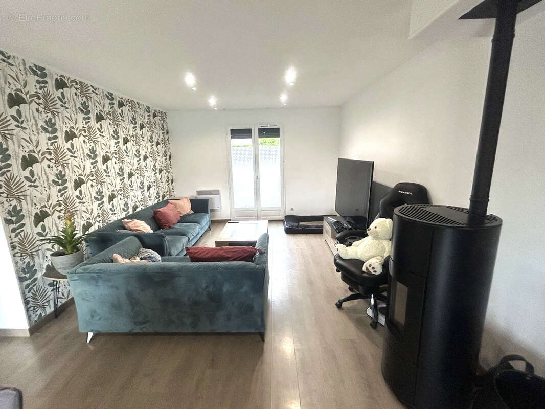 Pavillon individuel de 2004 développant 112m2 utiles et bâti sur 650m2 clos ! - photo 4