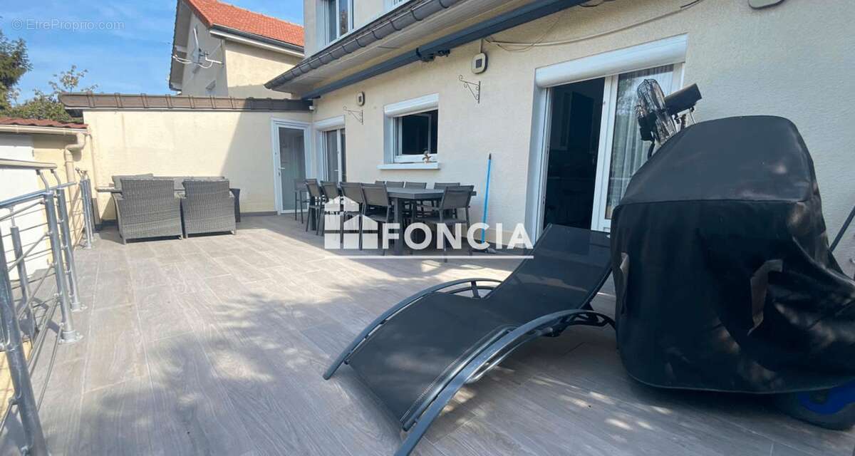 Foncia Le Raincy vous présente cette agréable maison familiale située dans le secteur recherché Benoît Malon - photo 12