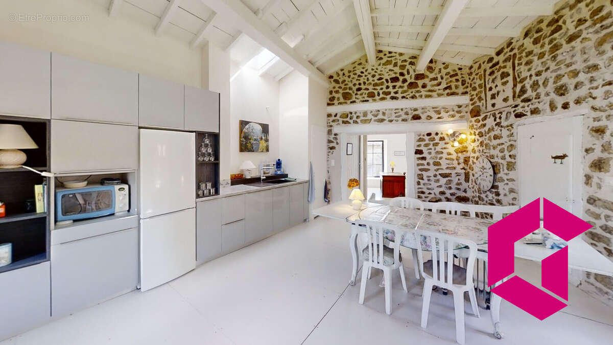 Maison à TOURS-SUR-MEYMONT