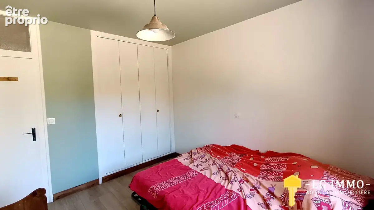 Maison en pierres rénovée de 180 m2, 5 chambres sur terrain clos et arboré de 1750 m2. - photo 11