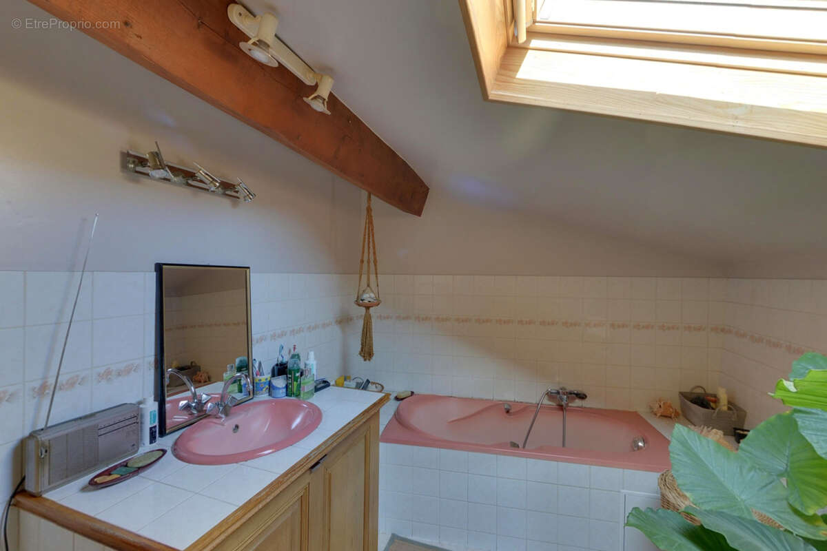 Maison à SAINT-SAUVEUR-DE-MONTAGUT