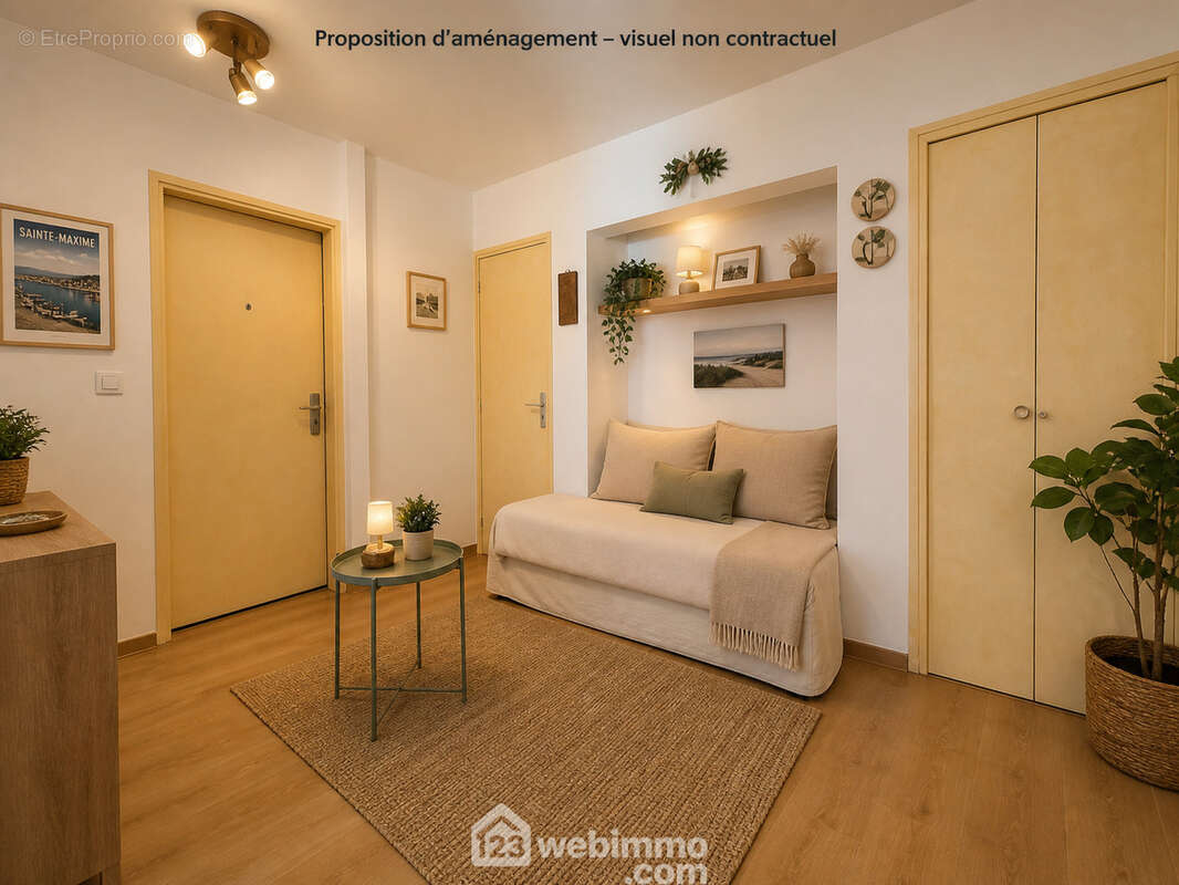 Une entrée spacieuse transformable en couchage d?appoint ou espace bureau selon vos besoins. - Appartement à SAINTE-MAXIME
