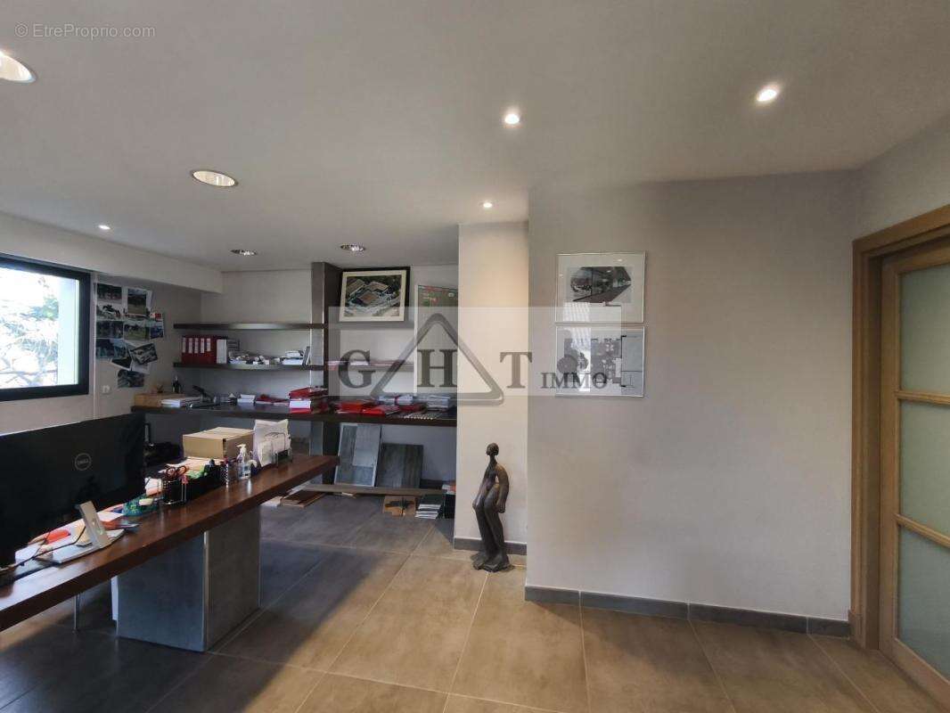 Commerce à TOURRETTES