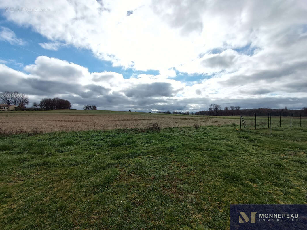 Terrain à BAIGNES-SAINTE-RADEGONDE