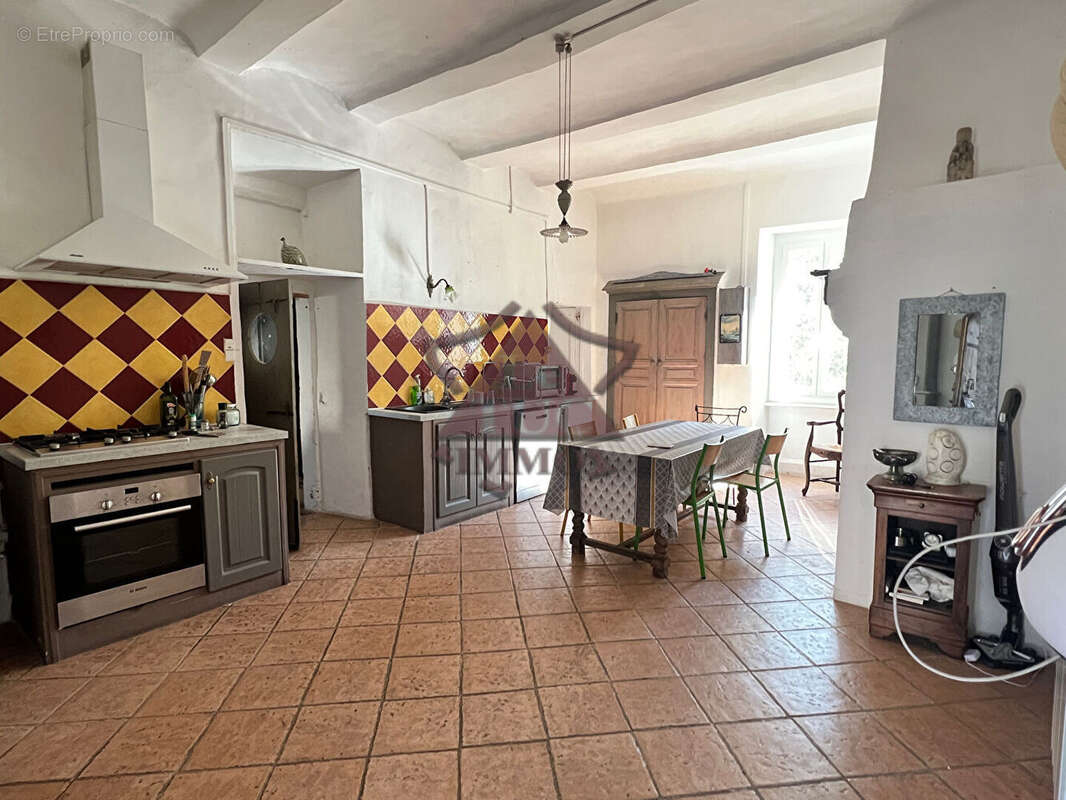 Maison à MEYRANNES