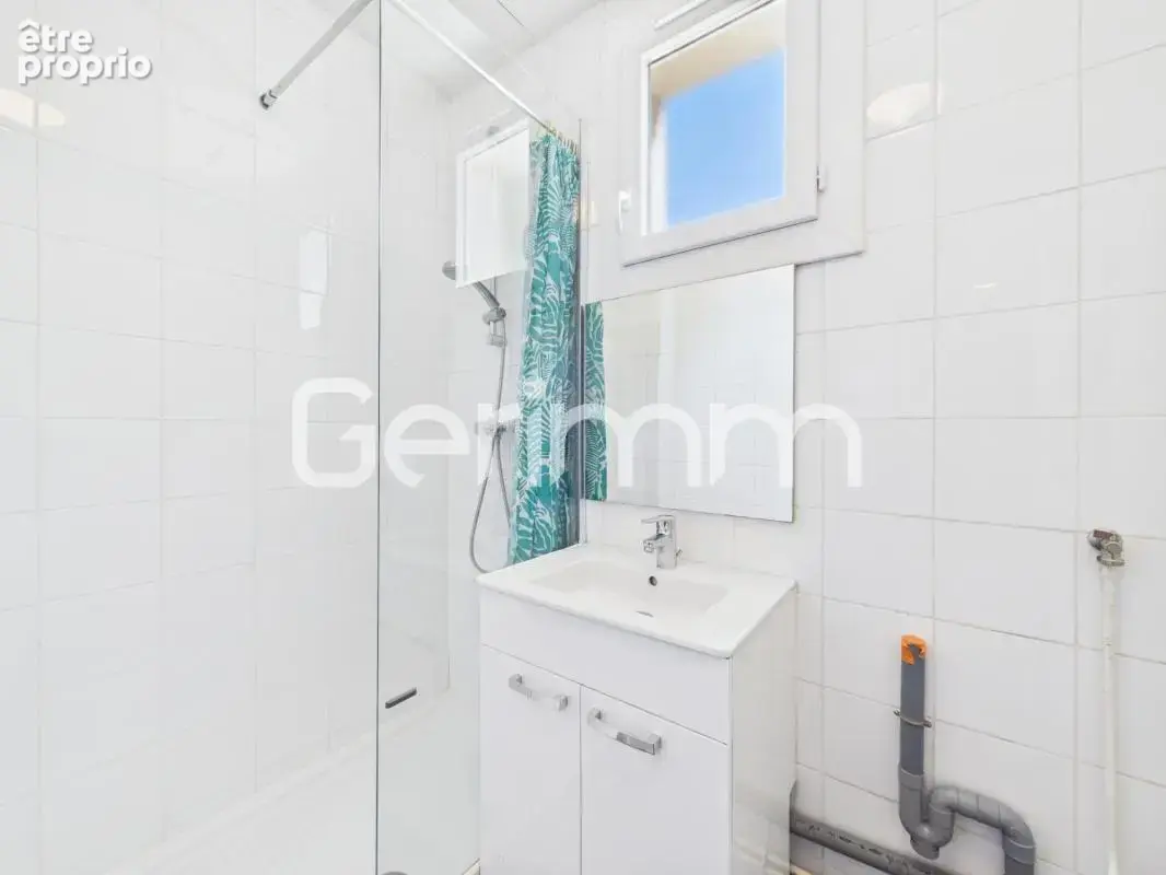 Vente - Appartement - 2 pièces + cuisine - 45 m² - 94 500 € - - photo 5
