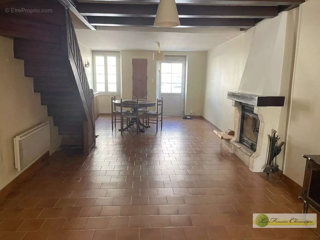 Maison 80 m² à Aigre  - photo 4