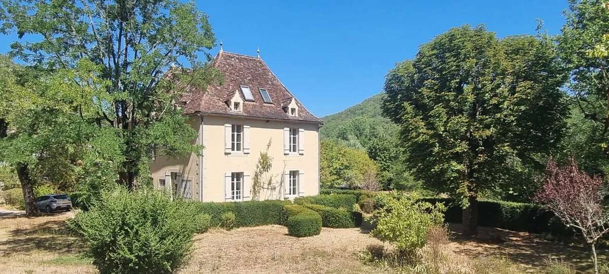 Maison de maître avec piscine et dépendances - photo 6