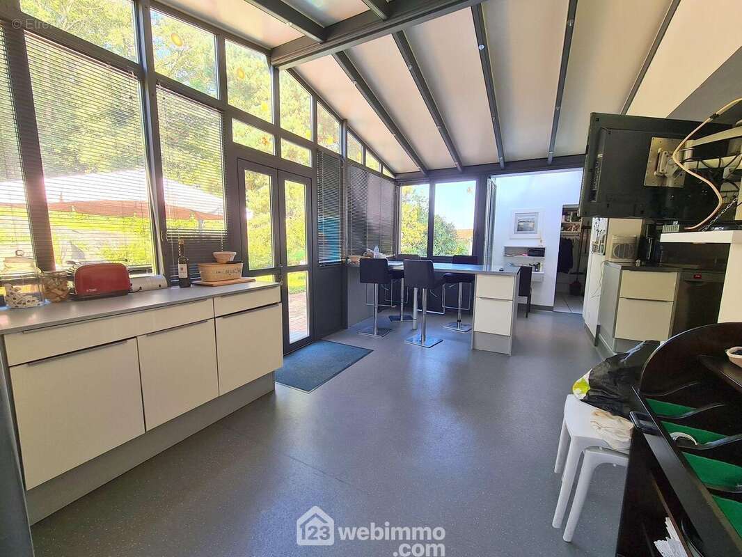 Une seconde véranda de 23 m² donnant sur la cuisine et la terrasse.