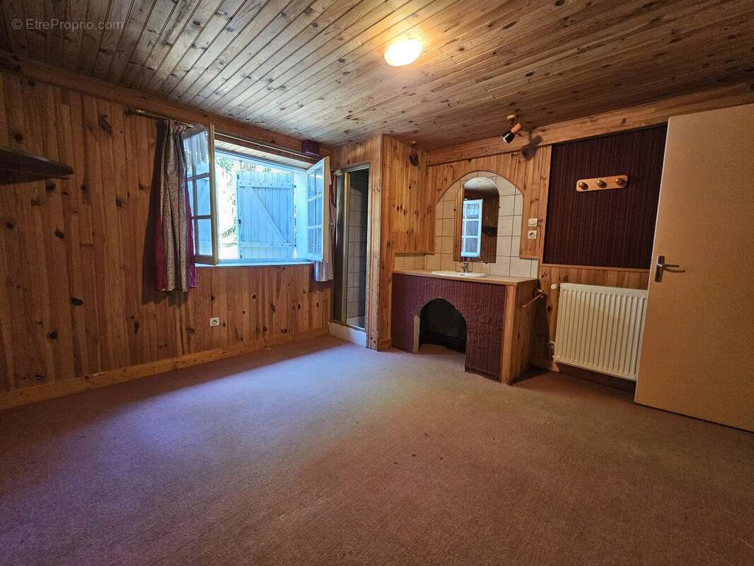 Maison de campagne individuelle avec ancien potentiel de chambres d'hôtes – Une opportunité de rénovation riche en possibilités - photo 6