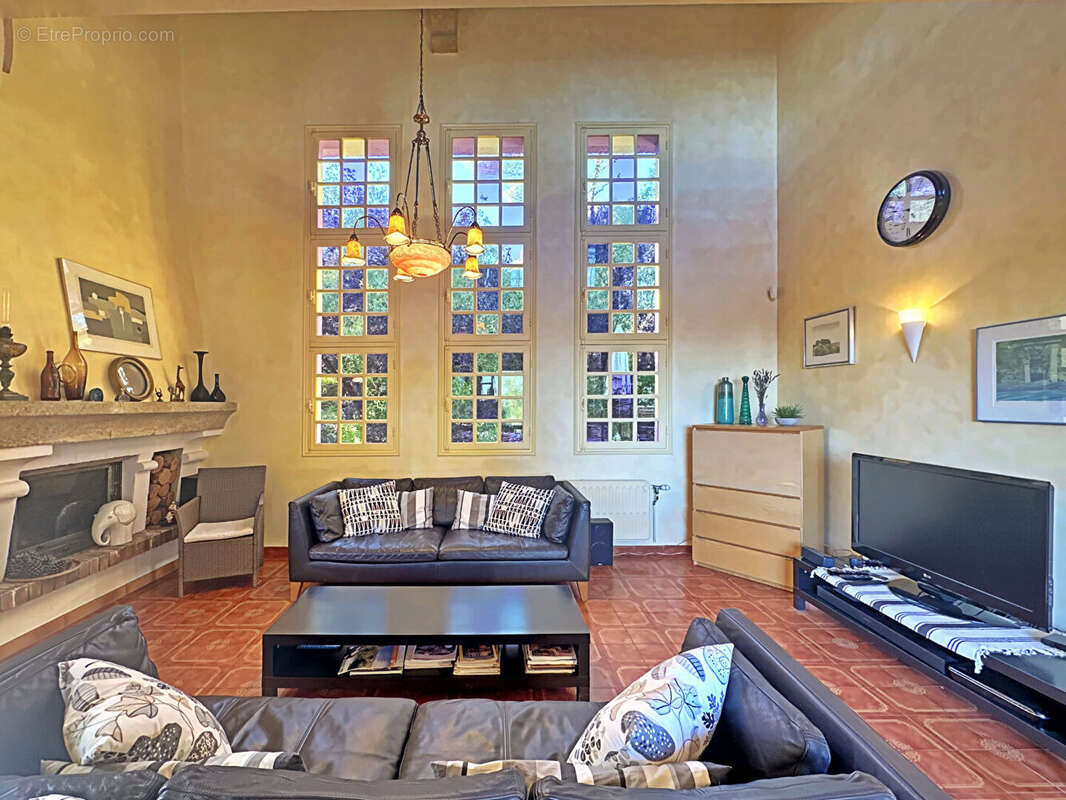 Maison Lorgues de 206 m² 4 chambres, un studio sur 6100 m² de terrain - photo 9