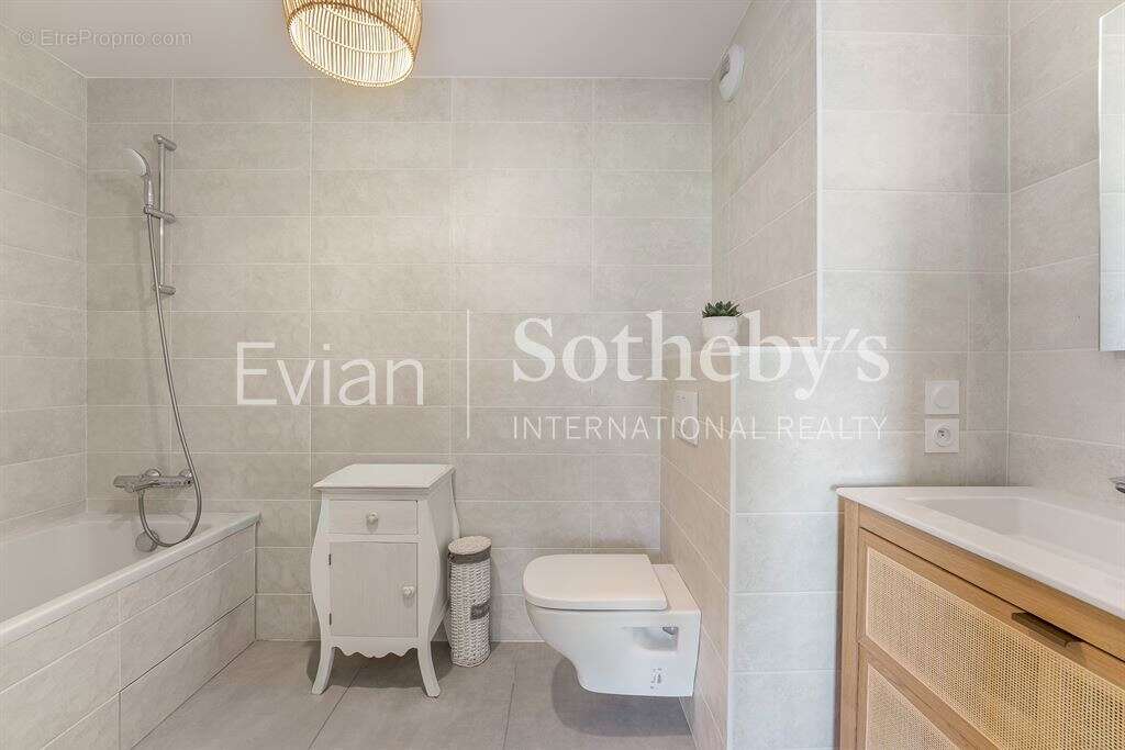 Evian les Bains, T4 dans une résidence très récente avec large balcon vue lac. - photo 11