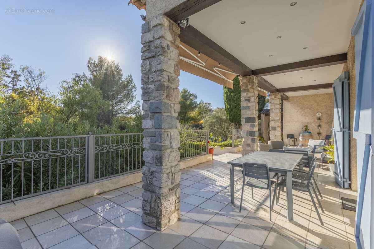 Maison à SIMIANE-COLLONGUE