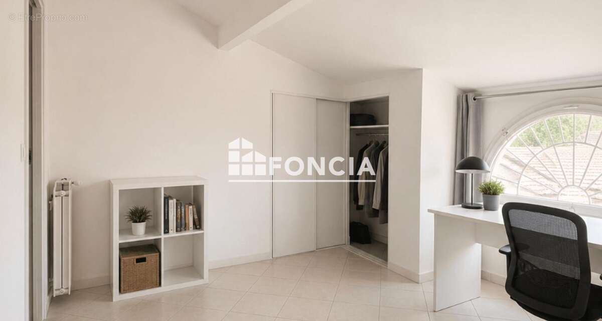 ORANGE - À VENDRE – Superbe appartement T4 de 118 m² avec terrasse, garage, parking et cave - photo 5