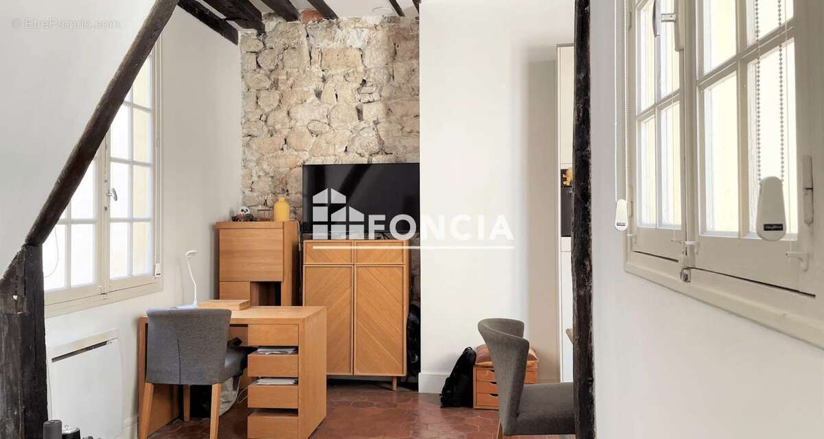 Paris iv – saint-merri / quincampoix – studio traversant en excellent etat avec charme de l’ancien - photo 2
