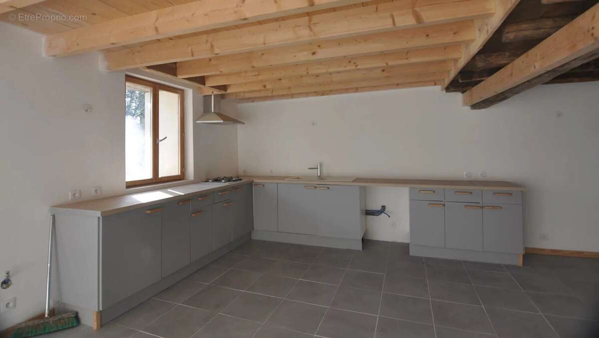 Ancienne grange entièrement rénovée de 240 m² avec un terrain de 2700 m² - photo 4