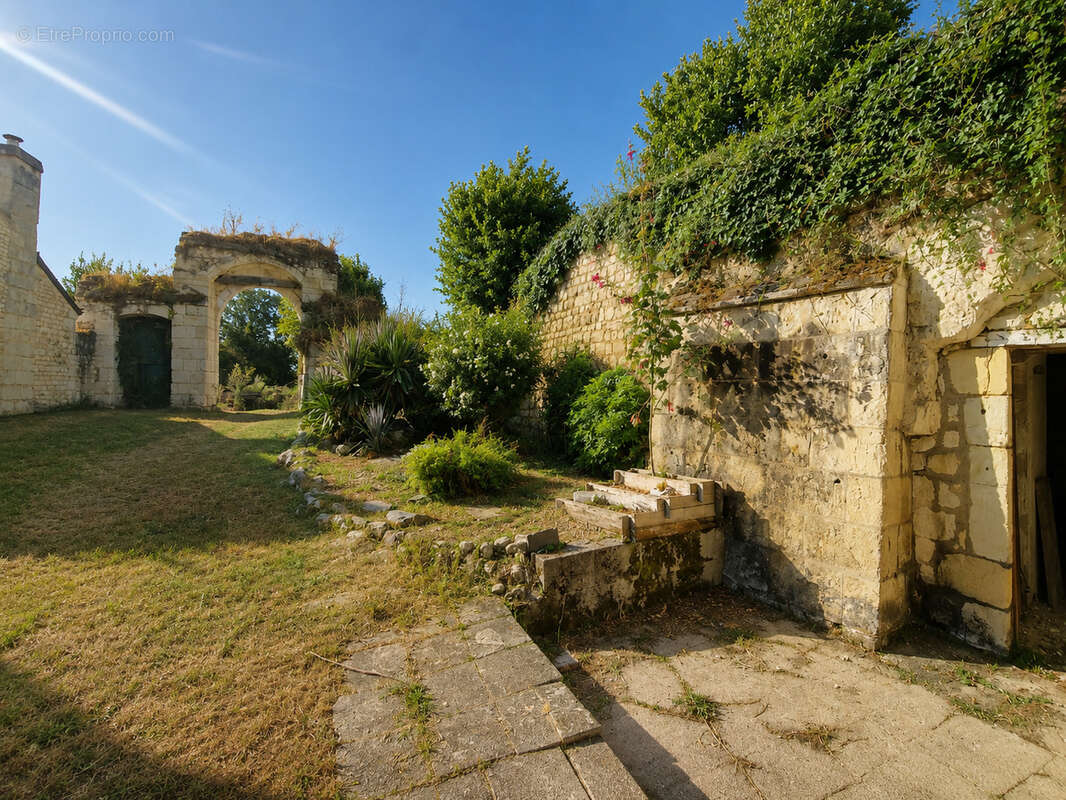 Maison en pierre avec dépendances, caves et grand terrain - photo 9
