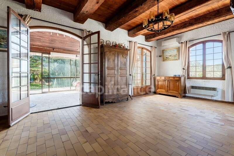Maison à CEYRESTE