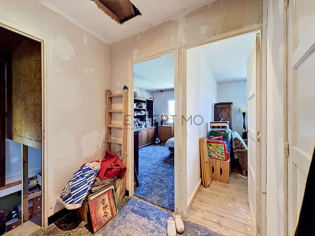 Au calme avec belle vue, à deux minutes du centre-ville : maison pleine de potentiel - photo 17