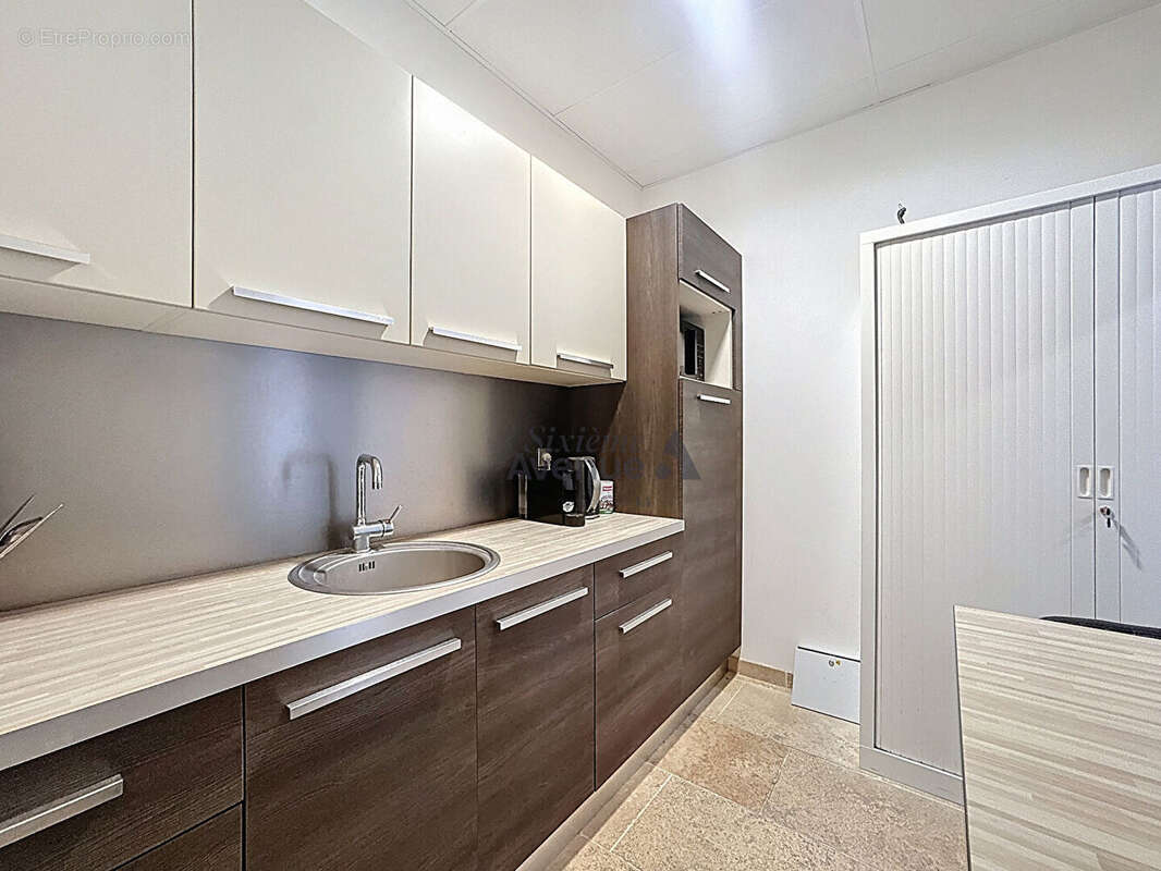 Commerce à SAINT-CLEMENT-DE-RIVIERE