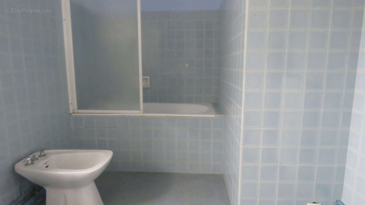 Ensemble immobilier de 2 maisons (en pierres et mitoyennes) avec une grange (en pierres) Secteur SAINT RAPHAEL - photo 16