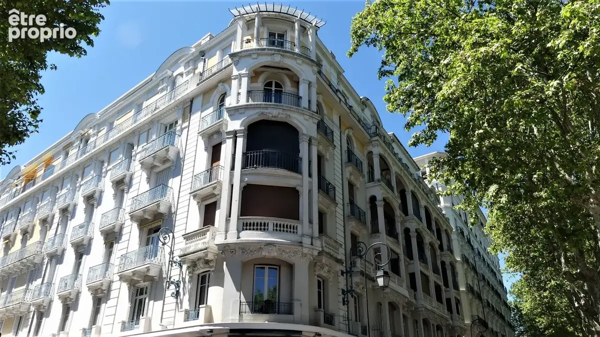 Vente à Vichy appartement 4 pièces de 113m² au 1er étage d'une résidence très recherchée avec ascenseur. - photo 1
