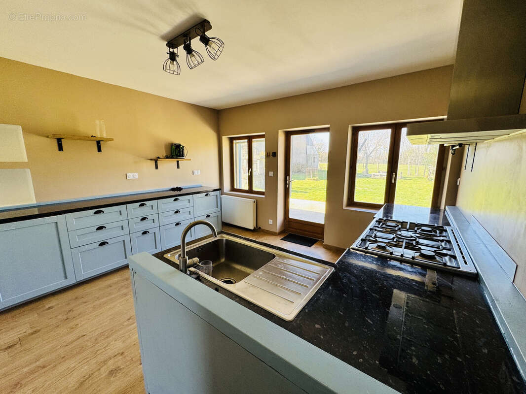 Maison à LA CHAPELLE-SAINT-SAUVEUR