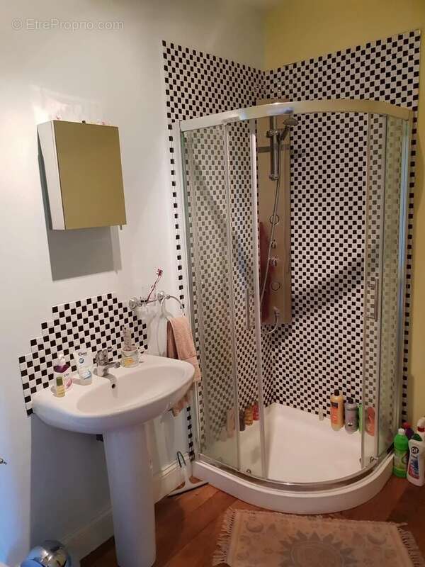 Maison à LES SALLES-LAVAUGUYON