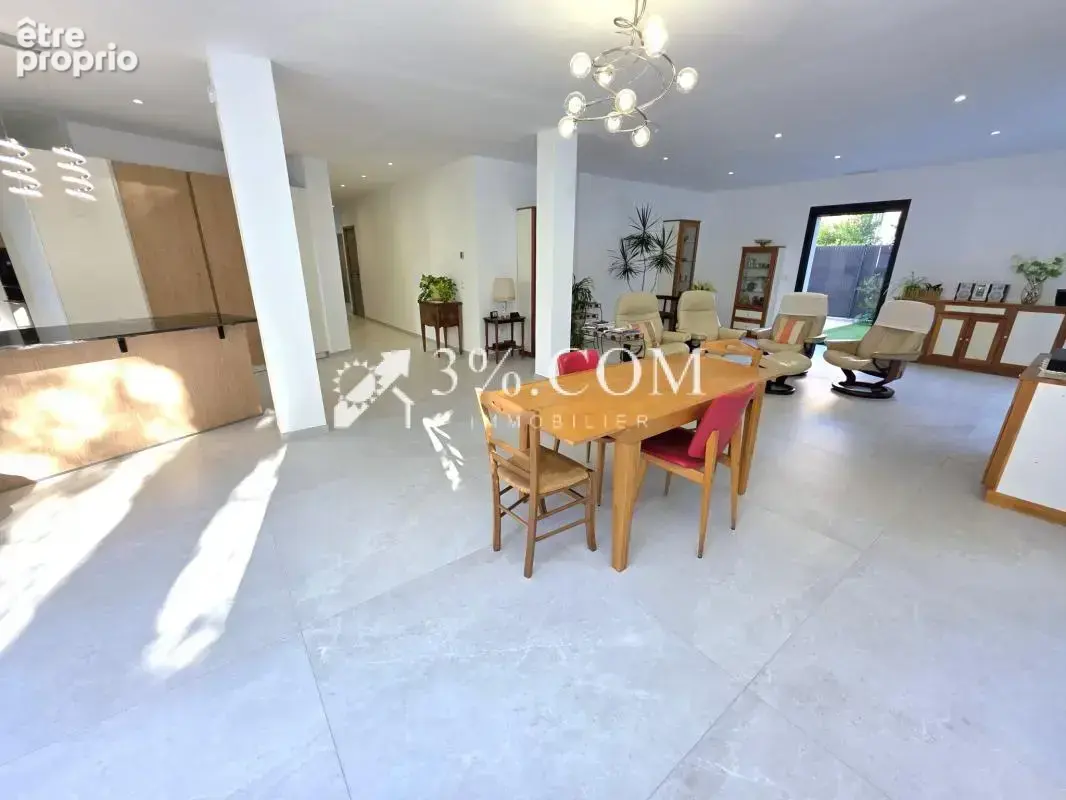 Grande villa neuve en plein centre-ville - photo 3