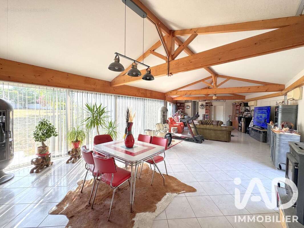 Maison 377 m² à Grezac  - photo 4