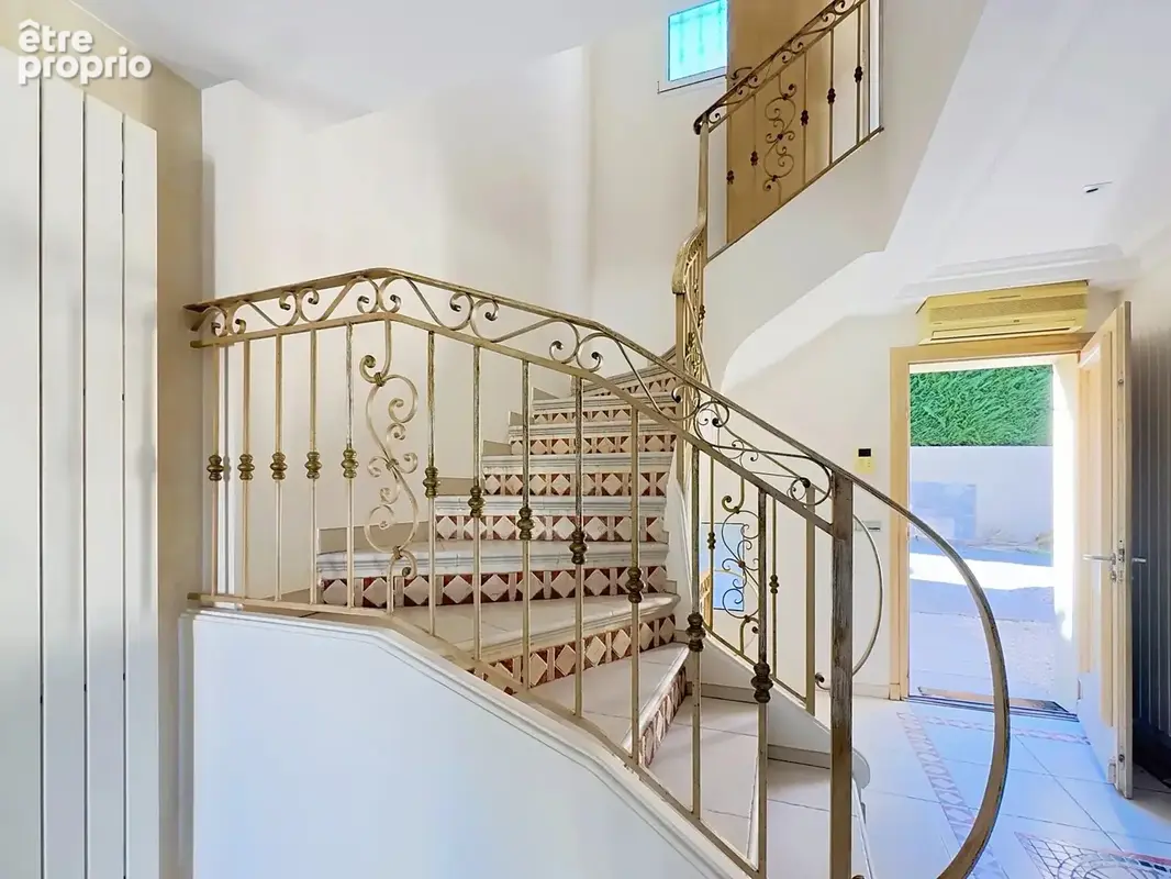 Antibes – Villa récente avec piscine, quartier calme et recherché – 1 450 000 € - photo 13
