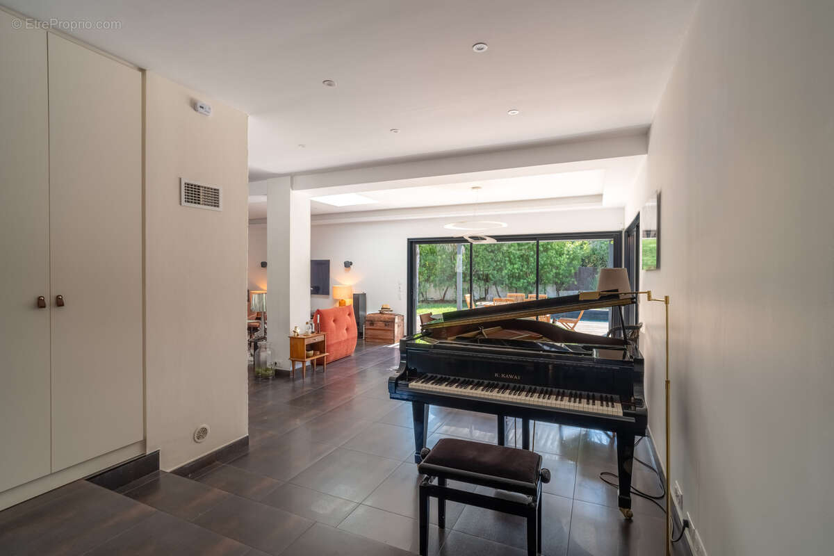 Villa d'architecte : élégance contemporaine et prestations de qualité au cœur d'une résidence privée - photo 3
